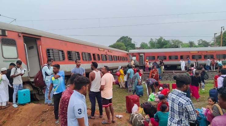 Howrah Mumbai Express Derailed 