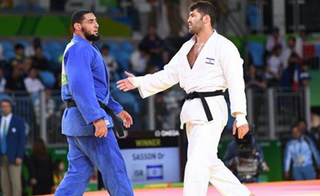 Tajikistan player refused to shake hands with Israeli player