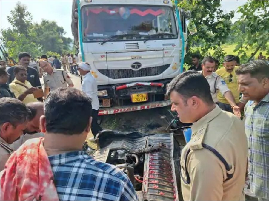 Damoh Truck Auto Accident