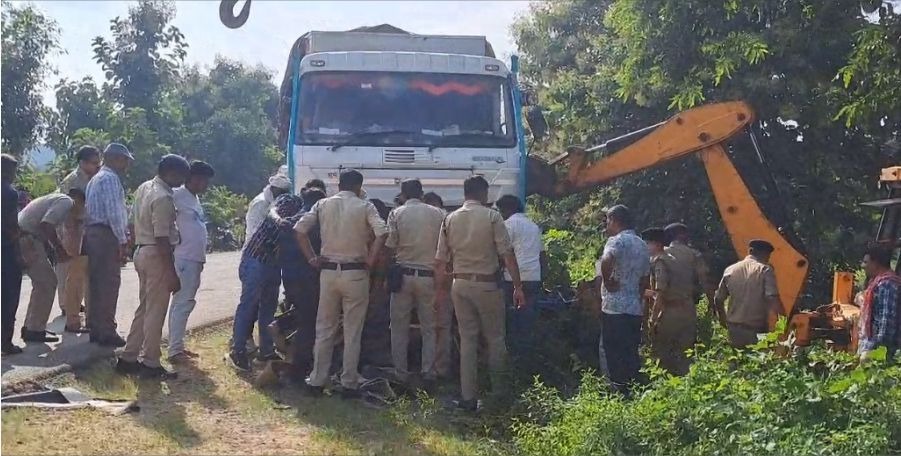 Damoh Truck Auto Accident