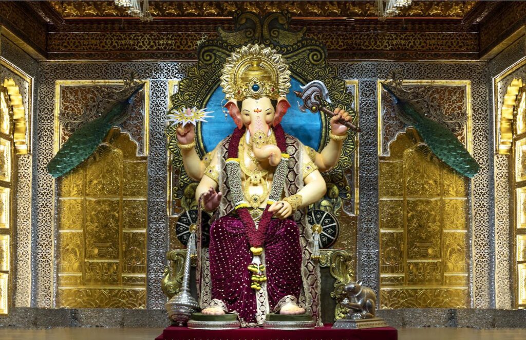 Anant Ambani, Lalbaugcha Raja, mukut