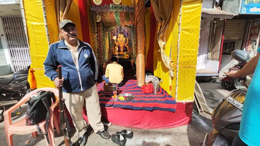 Ganesh Pandal Decorated With Indian Currency: तीन दिन के लिए भगवान गणेश को अर्पित किये गए रुपये में 10 से लेकर 500 तक के नोट शामिल है।