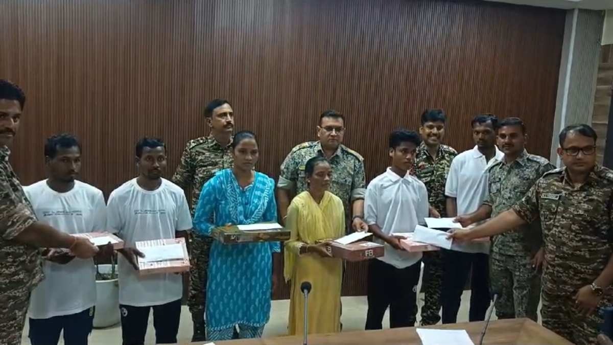 6 Naxalites Surrender 