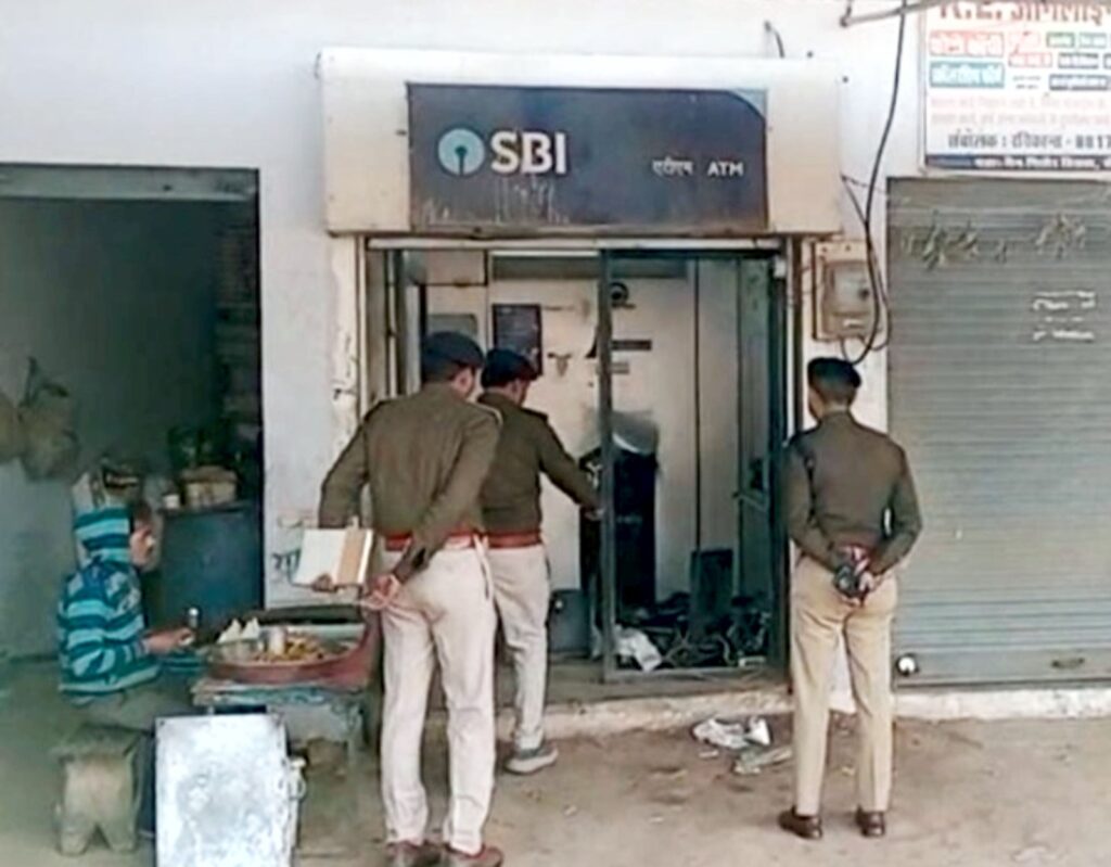 , ATM machine found in Datia, 9 lakh cash missing, thieves stole ATM, ATM stolen from Dabra,