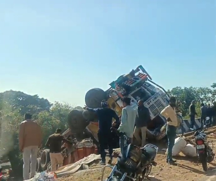 People Looted After Truck Overturned 