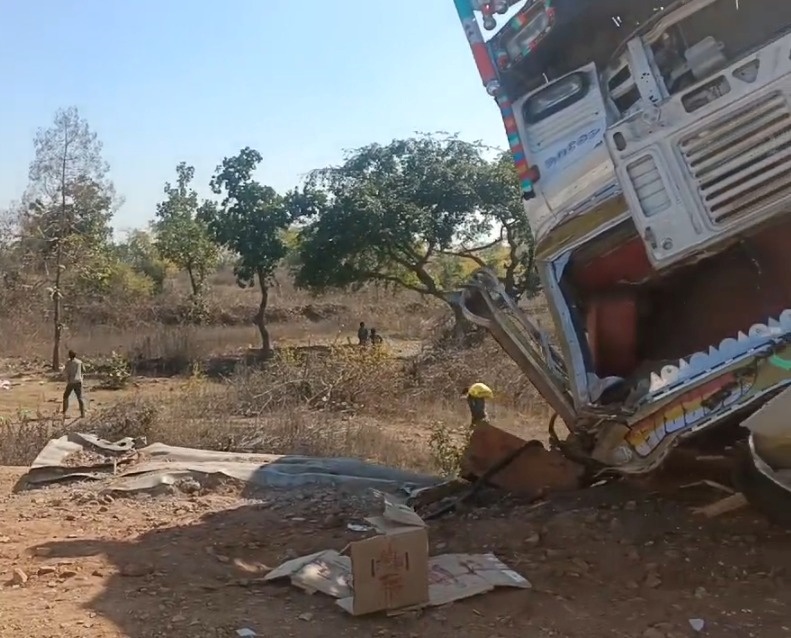 People Looted After Truck Overturned 