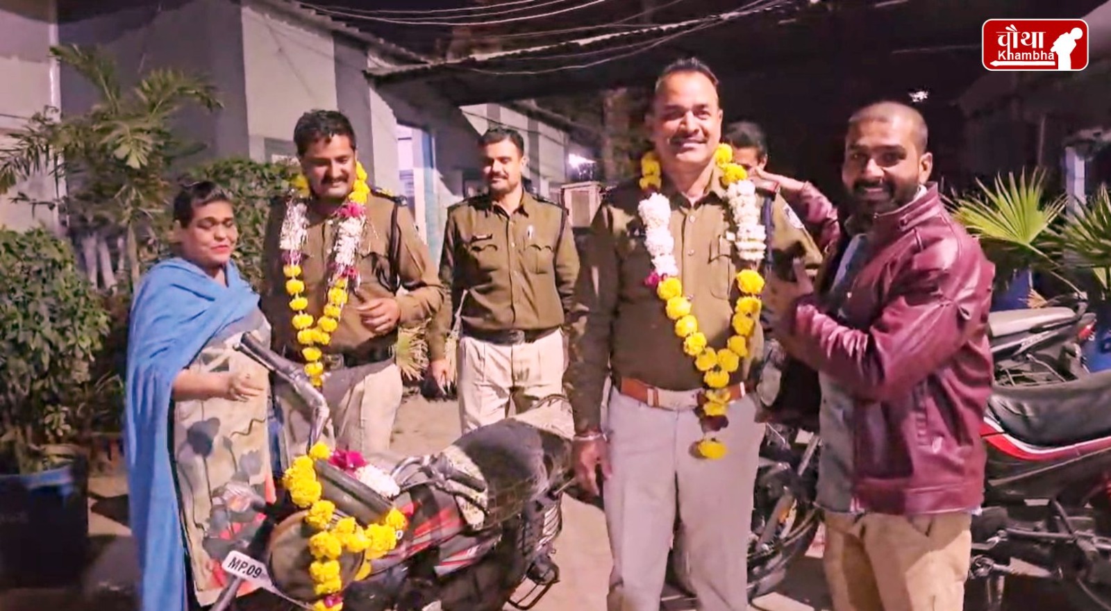 woman made him wear a necklace, Indore