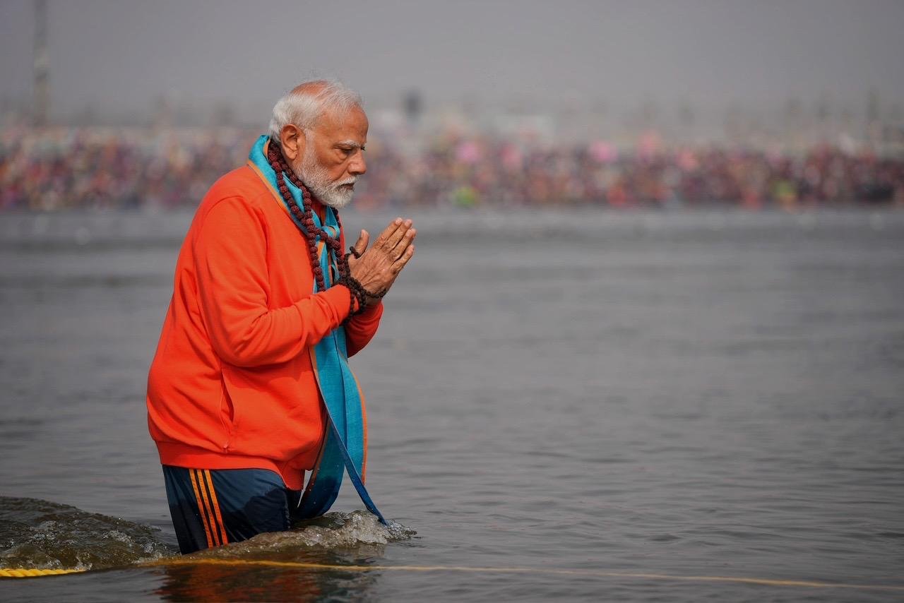 PM Modi Mahakumbh Triveni Sangam Snan