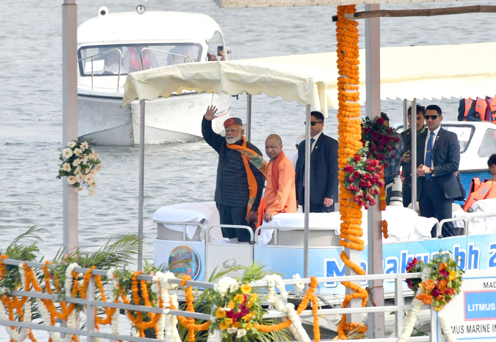 PM Modi Mahakumbh Triveni Sangam Snan