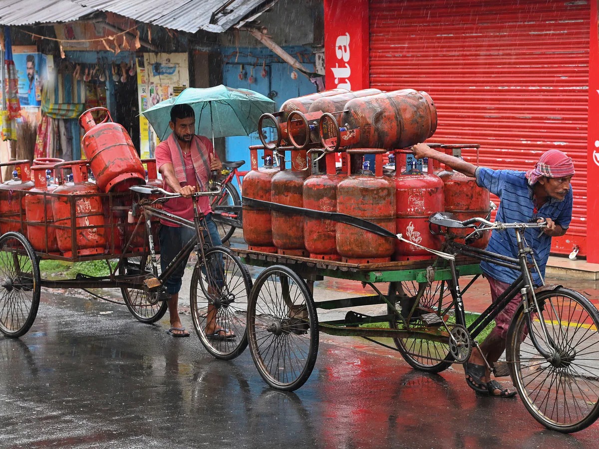 कॉमर्शियल गैस सिलेंडर महंगा, घरेलू सिलेंडर के दाम स्थिर