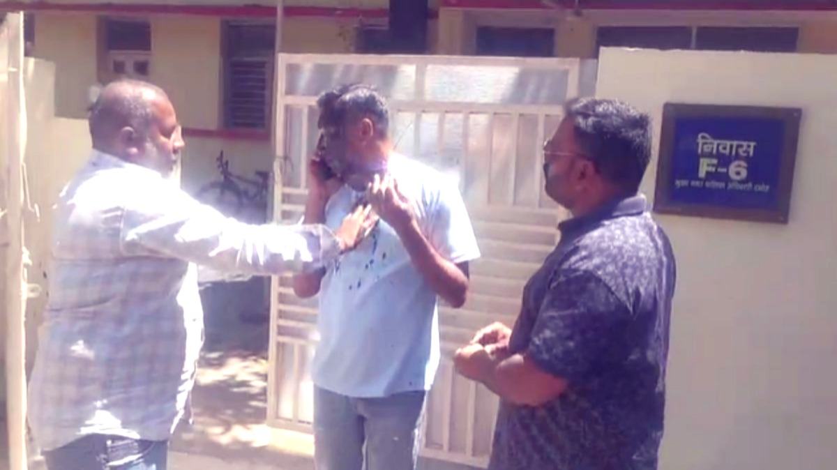 cmo face Soot smeared, damoh cmo, hindu organization, navratri flags,
