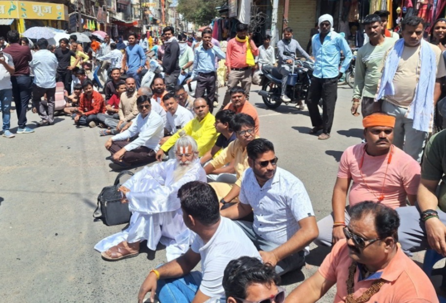 cmo face Soot smeared, damoh cmo, hindu organization, navratri flags,