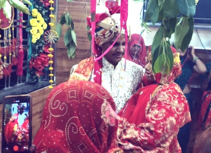 Unique wedding in MP, wedding in hospital, sick bride, barat in hospital, dilwala dulha, 7 phere, Rajgarh unique wedding,