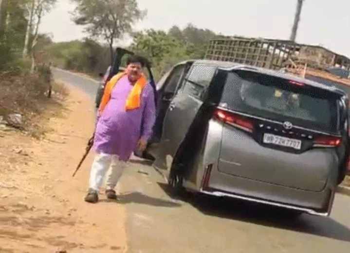 MLA Ambrish Sharma, Bhind MLA Ambrish Sharma, MLA with gun, Lahar goons,