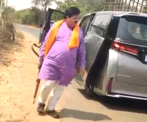 MLA Ambrish Sharma, Bhind MLA Ambrish Sharma, MLA with gun, Lahar goons,