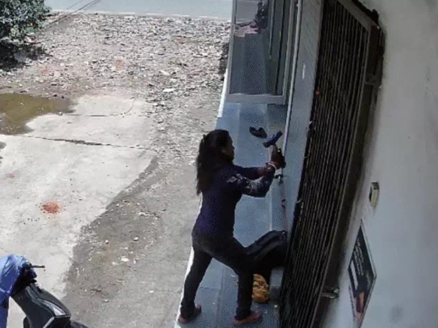 Bhopal woman, Woman threatens, hammer, High voltage drama, woman's terror, woman vandalized, rapist's house vandalized,
