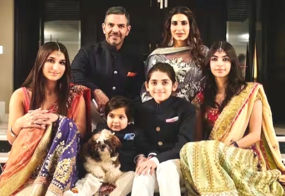 Sunjay Kapur funeral, Delhi, Karisma Kapoor ex-husband, Sunjay Kapur last rites, Sunjay Kapur death reason, Sunjay Kapur Family, who is Sunjay Kapur,