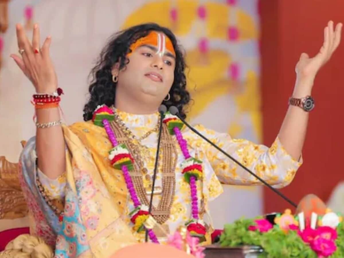 Aniruddhacharya on Live In and Stray Dog