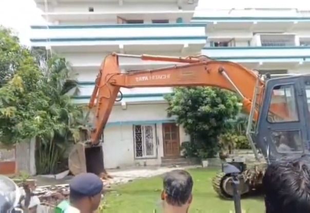Machli Family, bhopal Drugs Case, bhopal Rape Case, bhopal Bulldozer Action, Bulldozer Action, Bhopal News, MP News, Madhya Pradesh, Love Jihad, Machli Family illegal property, Drug Mafia, Bhopal Police, land Jihad,