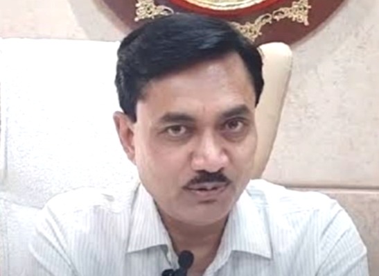 Umang Singhar, Chhindwara Collector, BJP RSS, Congress protest, Madhya Pradesh news, political controversy, memorandum to dog, farmer issues, fertilizer crisis, Nakul Nath, Jitu Patwari, MP news, bhopal, RSS underwear, Umang Singhar RSS controversy,