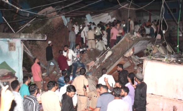 Indore Building Collapse, building collapse, Daulatganj accident, Jawahar Marg Indore, Indore tragedy, Municipal C building collapse news in Hindi, Indore tragedy, Municipal Corporation Indore, MY Hospital Indore, Collector Shivam Verma, why did the building collapse, basement filling with water