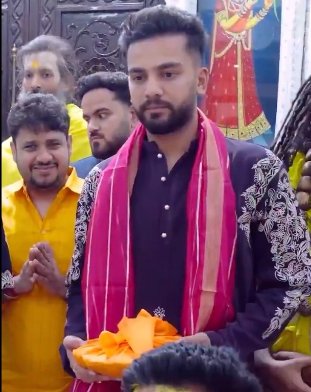 Premanand Ji Maharaj, Vrindavan, Elvish Yadav Premanand Maharaj, Elvish Yadav, Premanand Maharaj, Premanand Maharaj Health, Premanand Health, Elvish Yadav Vrindavan, Radha Naam Jap, Elvish Yadav Spiritual, Bigg Boss OTT 2 Winner, Sant Premanand Ji Maharaj,