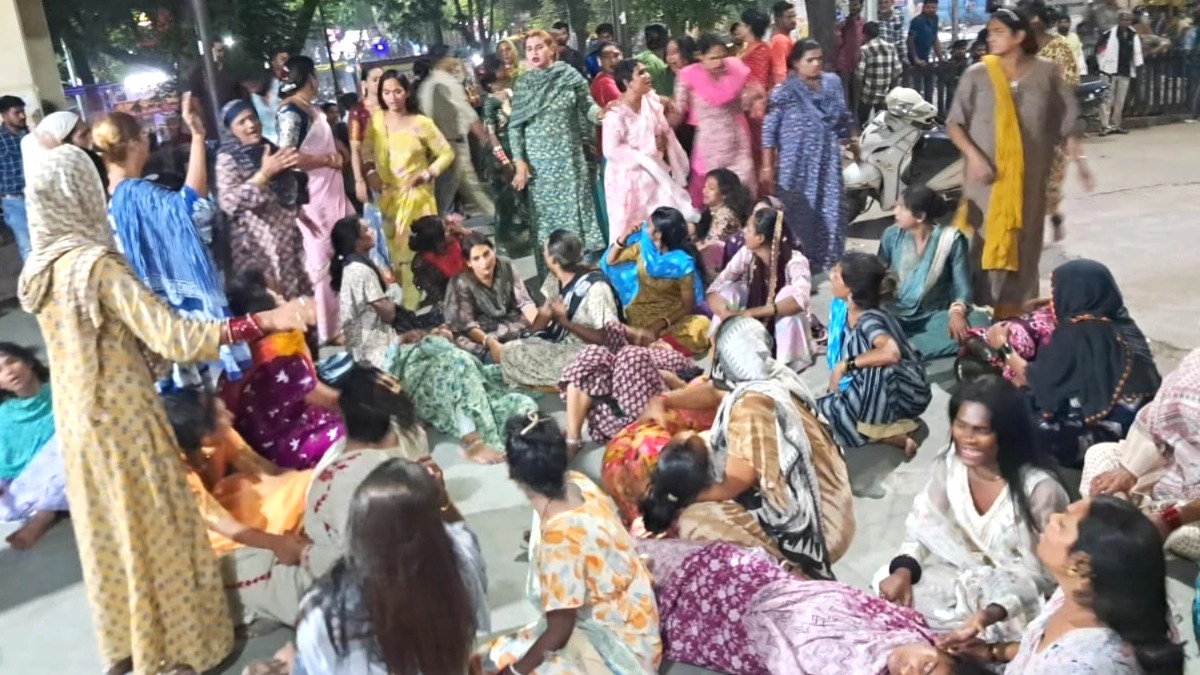 Controversy, transgender drinks phenyl, Nandlalpura, phenyl drinking incident, Transgender Sapna Haji arrested, Indore, 24 transgender poisoning, Fraud journalist, rape allegation, Transgender community protests, MY Hospital Indore, Pandrinath police station, Indore police, Transgender Suicide Attempt