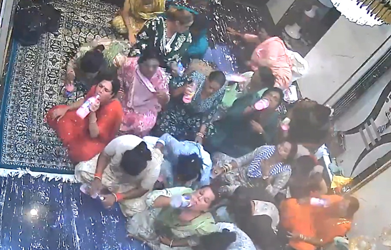 transgender drinks phenyl, Nandlalpura, phenyl drinking incident, Transgender Sapna Haji arrested, Indore, 24 transgender poisoning, Fraud journalist, rape allegation, Transgender community protests, MY Hospital Indore, Pandrinath police station, Indore police, Transgender Suicide Attempt