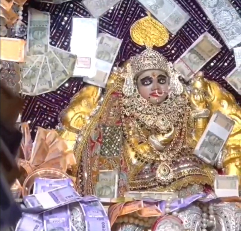 Ratlam, Mahalaxmi Temple, Religion News, Ratlam Mahalaxmi Temple, Diwali Temple Decoration, Temple Decoration with Notes, Kuber's Treasure Temple, Devotees' Treasury, Dhanteras Mahalaxmi Puja, Madhya Pradesh, MP Famous Temple, Temple Decoration with Jewellery, Mahalaxmi Mandir ratlam, Diwali 2025