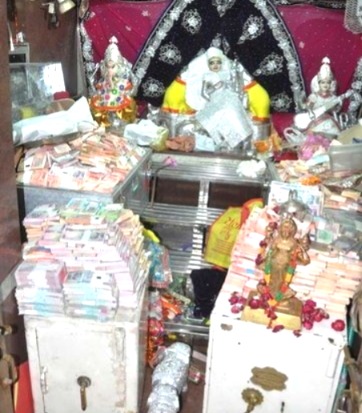 Ratlam, Mahalaxmi Temple, Religion News, Ratlam Mahalaxmi Temple, Diwali Temple Decoration, Temple Decoration with Notes, Kuber's Treasure Temple, Devotees' Treasury, Dhanteras Mahalaxmi Puja, Madhya Pradesh, MP Famous Temple, Temple Decoration with Jewellery, Mahalaxmi Mandir ratlam, Diwali 2025