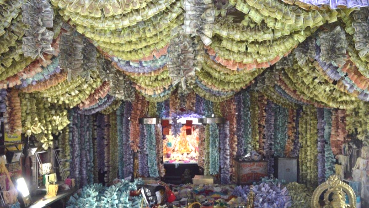 Ratlam, Mahalaxmi Temple, Religion News, Ratlam Mahalaxmi Temple, Diwali Temple Decoration, Temple Decoration with Notes, Kuber's Treasure Temple, Devotees' Treasury, Dhanteras Mahalaxmi Puja, Madhya Pradesh, MP Famous Temple, Temple Decoration with Jewellery, Mahalaxmi Mandir ratlam, Diwali 2025