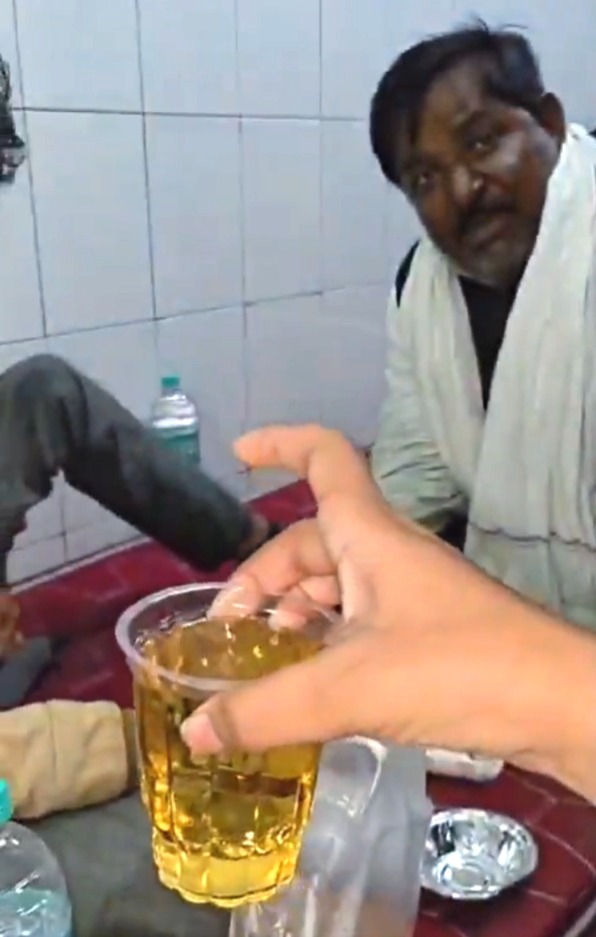 Ashoknagar news, Ashoknagar District Hospital, Hospital liquor party, drinking alcohol in hospital, nurse caught patient, Ashoknagar, indiscipline in surgical ward, Gayatri Chaudhary Nursing Officer, hospital administration investigation, Madhya Pradesh News, MP news