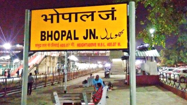 Bhopal, Railway Station, FASTag Parking, Bhopal Railway Station, FASTag Parking, Railway Station Facilities, Train Live Status, Digital Display Boards, Station Cleanliness Campaign, Passenger Amenities, Traffic Jam Solution, Bhopal News, Railway Upgrade, FASTag, mp news