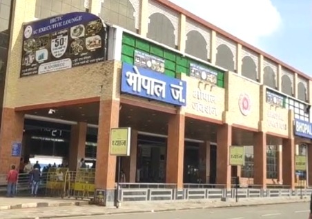 Bhopal, Railway Station, FASTag Parking, Bhopal Railway Station, FASTag Parking, Railway Station Facilities, Train Live Status, Digital Display Boards, Station Cleanliness Campaign, Passenger Amenities, Traffic Jam Solution, Bhopal News, Railway Upgrade, FASTag, mp news
