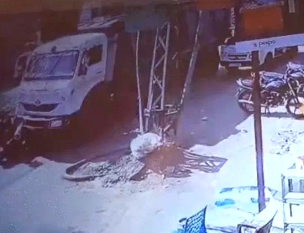 Jaipur, dumper accident, Rajasthan, Jaipur dumper accident, Lohamandi Jaipur accident, Drunk driver, Jaipur road accident, Dumper accident Jaipur, Rajasthan road accident, Brake fail, Jaipur accident, Lohamandi Jaipur accident, Accident News