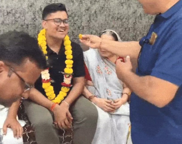 Mukund Agiwal, who is Mukund Agiwal, CA Final Result 2025, Mukund Agiwal AIR 1, Mukund Agiwal CA Topper, CA Topper 2025, Dhar, Madhya Pradesh CA Result, CA Topper, CA Final Exam Rank 1, ICAI Result 2025 Topper, CA Success Story, CA Preparation Strategy, Madhya Pradesh, MP News, CA Result, CA Final Exam 2025