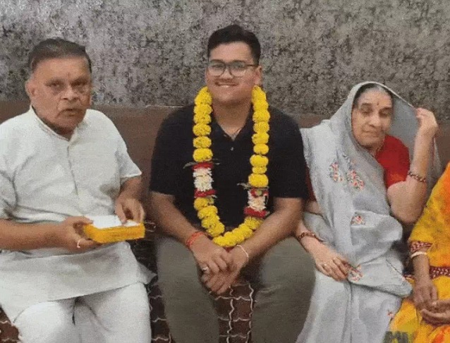 Mukund Agiwal, who is Mukund Agiwal, CA Final Result 2025, Mukund Agiwal AIR 1, Mukund Agiwal CA Topper, CA Topper 2025, Dhar, Madhya Pradesh CA Result, CA Topper, CA Final Exam Rank 1, ICAI Result 2025 Topper, CA Success Story, CA Preparation Strategy, Madhya Pradesh, MP News, CA Result, CA Final Exam 2025