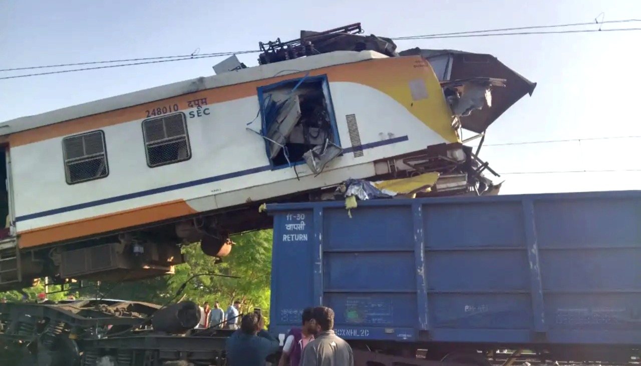Bilaspur train accident, Bilaspur train accident, Korba Local train collision, Lal Khand station, Chhattisgarh train accident, passenger train goods train crash, Bilaspur Katni rail section, train accident news Hindi, railway signal failure