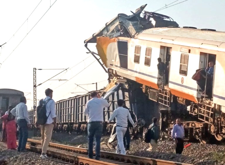 Bilaspur train accident, Bilaspur train accident, Korba Local train collision, Lal Khand station, Chhattisgarh train accident, passenger train goods train crash, Bilaspur Katni rail section, train accident news Hindi, railway signal failure