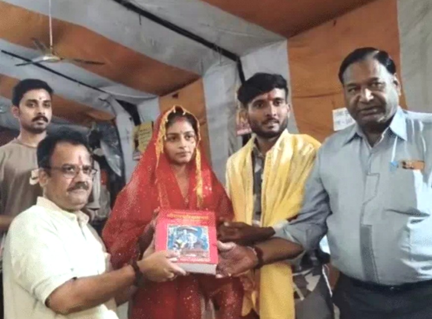Rukhsar, Vanshika, Sanatan Dharma, conversion, Ghar Wapasi, marriage to Hindu youth, Khandwa news, Mahadevgarh temple, Vishal Rajput, Hinduism, Madhya Pradesh, mp conversion, Harihar Milan Day, Ashok Paliwal