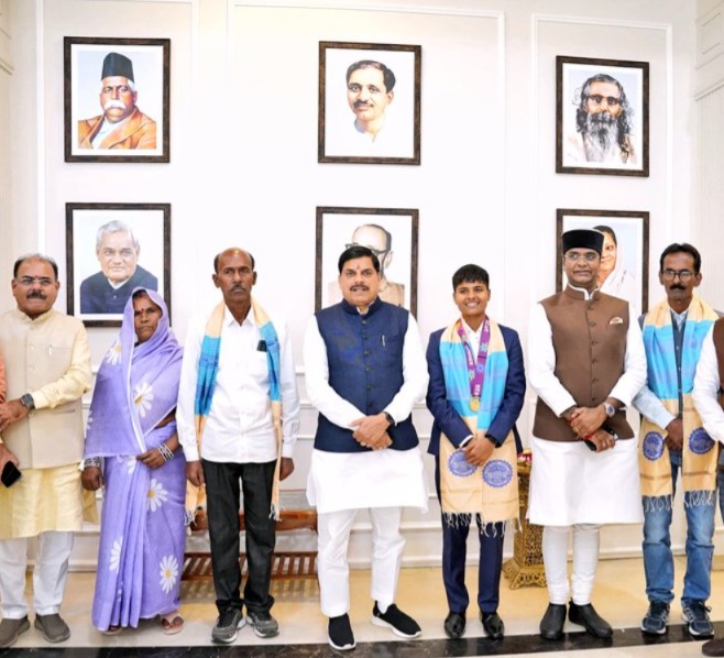 Kranti Singh Gaud, Kranti Gaud, Welcome to Kranti Gaud, Kranti Gaud honor, Kranti Gaud Chhatarpur. Kranti Gaud family, cm house, mp news, Bhopal, Chhatarpur, Kranti Singh Gaur, Mohan Yadav, Madhya Pradesh CM, Women's Cricket World Cup, Chhatarpur Stadium, Tribal Gaurav Divas, Munna Singh reinstatement, Indian women's cricket team, player honour