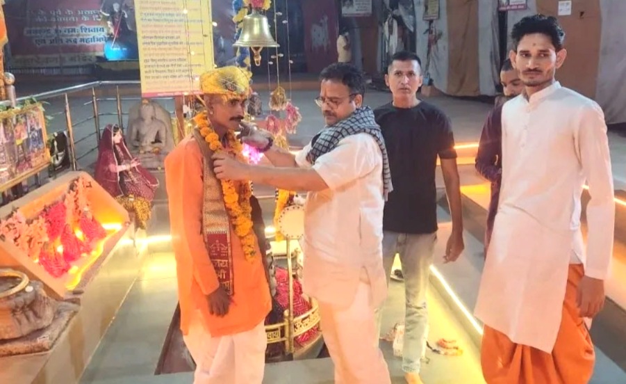 Aamir Khan, religious conversion, Mahadevgarh Temple, Khandwa, Sanatan Dharma, Angad, Madhya Pradesh, Muslim youth, converts to Hinduism, Conversion news, Temple watchman, Ashok Paliwal, Rukhsar to Vanshika, MP News