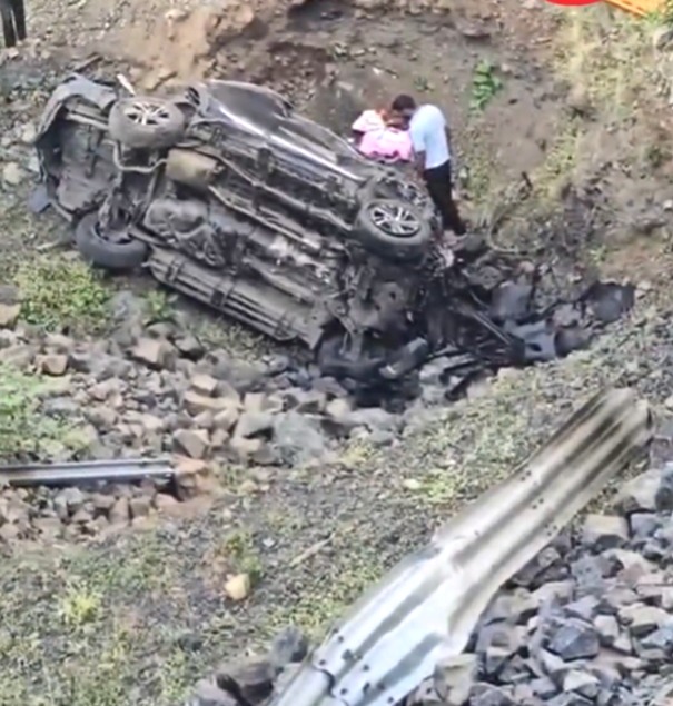 Ratlam accident, Delhi Mumbai Expressway accident, car accident today, car fell into the ditch, Delhi Mumbai Expressway accident, Ratlam road accident, driver dozed off, Mahindra XUV700 accident, road accident news, MP road accident,