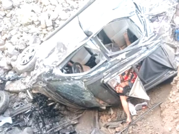 Ratlam accident, Delhi Mumbai Expressway accident, car accident today, car fell into the ditch, Delhi Mumbai Expressway accident, Ratlam road accident, driver dozed off, Mahindra XUV700 accident, road accident news, MP road accident,