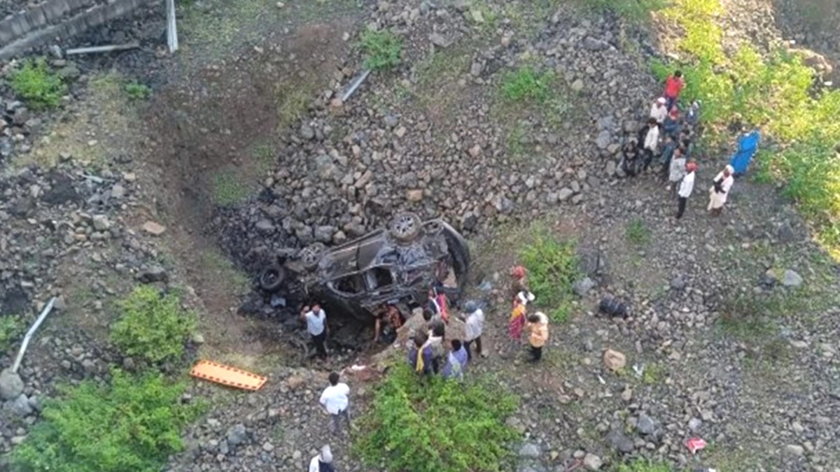 Ratlam accident, Delhi Mumbai Expressway accident, car accident today, car fell into the ditch, Delhi Mumbai Expressway accident, Ratlam road accident, driver dozed off, Mahindra XUV700 accident, road accident news, MP road accident,