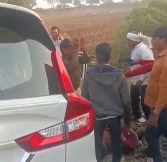 Khandwa road accident, SI Ashok Nargave, Bherukheda village incident, Dhangaon police station, SI beaten by mob, viral video Khandwa, Narmada Nagar police station, road accident Khandwa, police officer beaten, Khandwa news