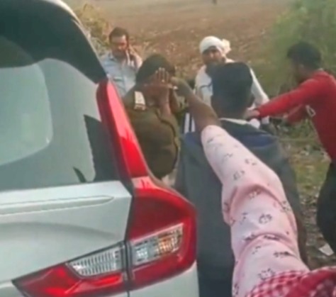 Khandwa road accident, SI Ashok Nargave, Bherukheda village incident, Dhangaon police station, SI beaten by mob, viral video Khandwa, Narmada Nagar police station, road accident Khandwa, police officer beaten, Khandwa news
