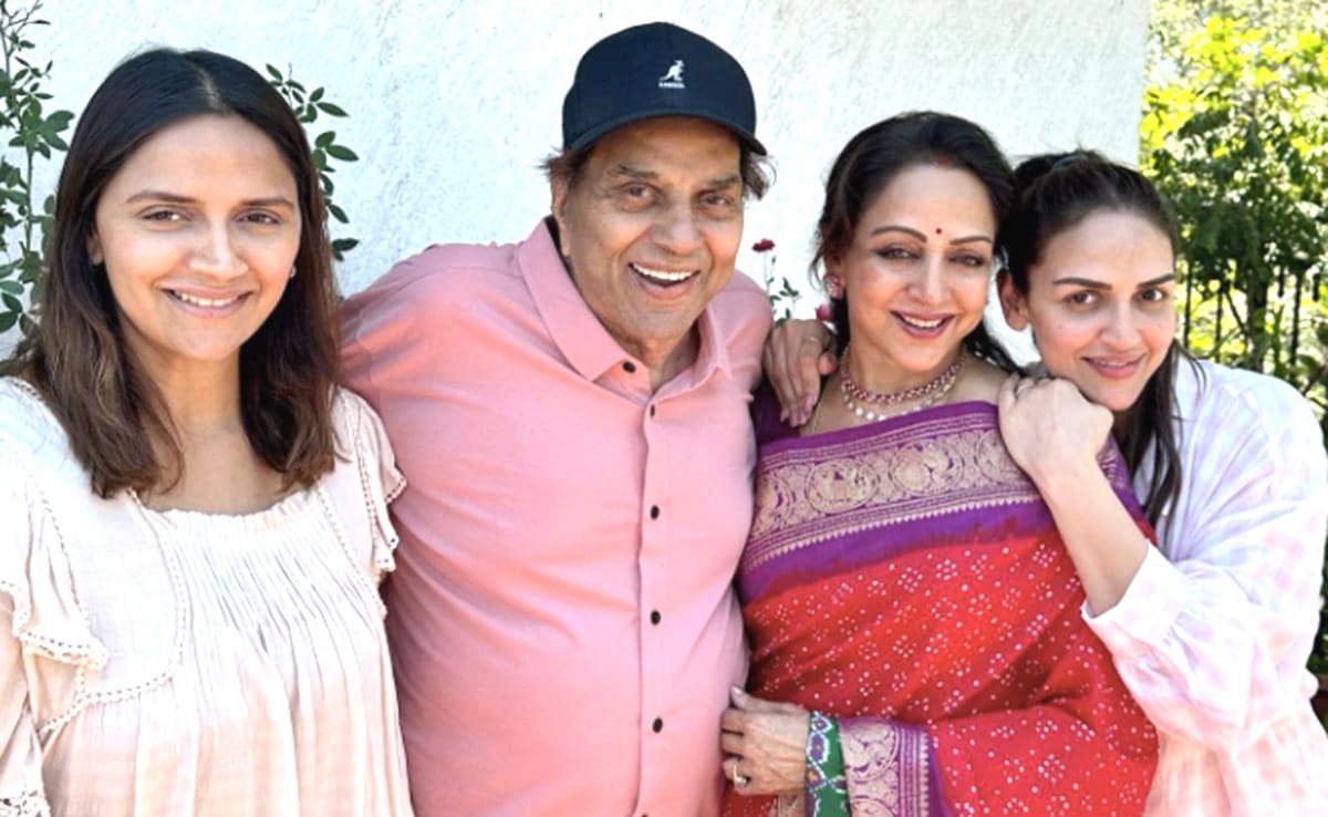 Dharmendra Hema Malini Love Story, Dharmendra Hema Malini Marriage, Dharmendra Love Story, Hema Malini Biography, Bollywood, Dharmendra's Second Marriage, Hema Malini Dharmendra Nikah, Esha Deol, Ahana Deol, Sunny Deol, Prakash Kaur, Dharmendra Wife, dharmendra family, dharmendra net worth, धर्मेन्द्र, dharmendra date of death, धर्मेंद्र देओल, dharmendra news, dharminder death, dharm, jitendra, Dharmendra Hema Malini movies