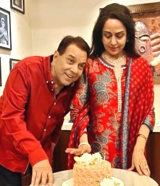 Dharmendra Hema Malini Love Story, Dharmendra Hema Malini Marriage, Dharmendra Love Story, Hema Malini Biography, Bollywood, Dharmendra's Second Marriage, Hema Malini Dharmendra Nikah, Esha Deol, Ahana Deol, Sunny Deol, Prakash Kaur, Dharmendra Wife, dharmendra family, dharmendra net worth, धर्मेन्द्र, dharmendra date of death, धर्मेंद्र देओल, dharmendra news, dharminder death, dharm, jitendra, Dharmendra Hema Malini movies