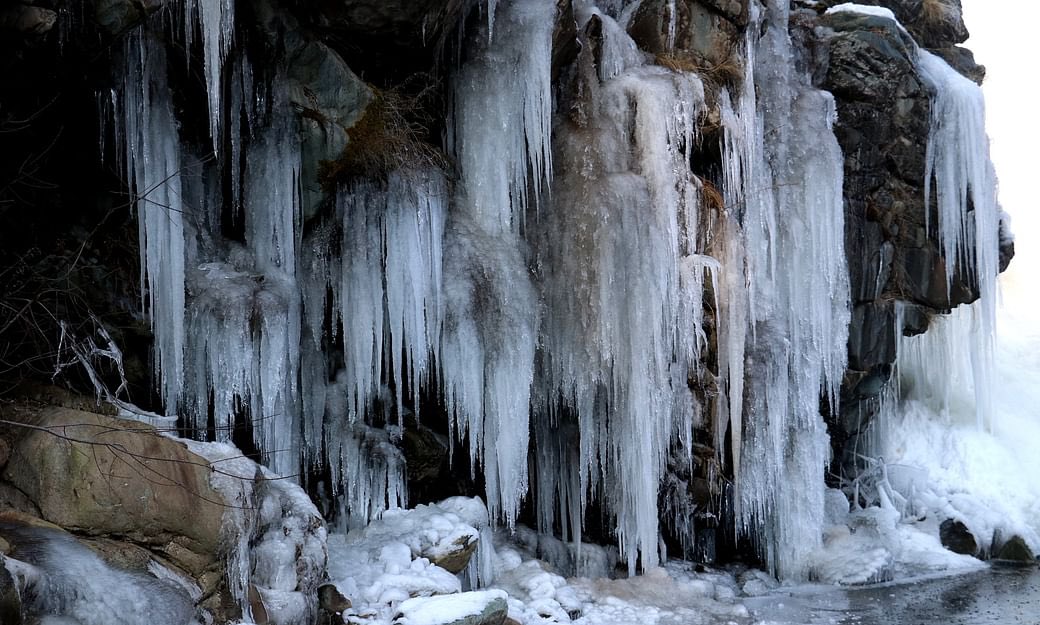 Kashmir, What Is Chillai Kalan, Chillai Kalan, winter in Kashmir, Kashmir weather, severe cold, Gulmarg snowfall, Kashmir tourism, Gulmarg, winter, Dal Lake freezing, Kangri, Kashmiri tradition, Kashmiri firepot, 40 days of winter, Harisa, Kashmiri dish, Srinagar snowfall, Kashmiri food, Kashmiri drink, utility news